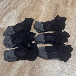(NWOT) 6 pairs Feetures Elite Max Cushion No Show Black/Grey Ankle Socks Size M